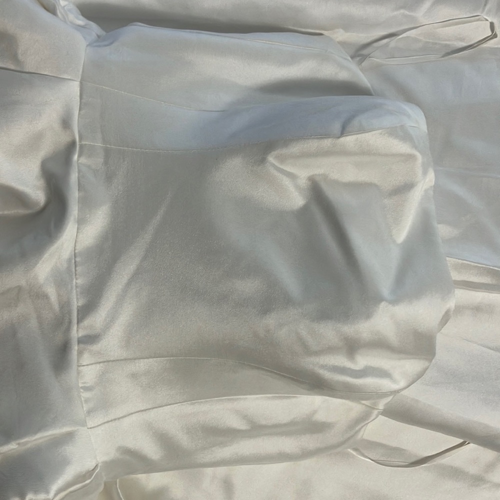 Exquisite n New !!  Allure Romance , sz 6. Ivory satin with 5 layers of tulle